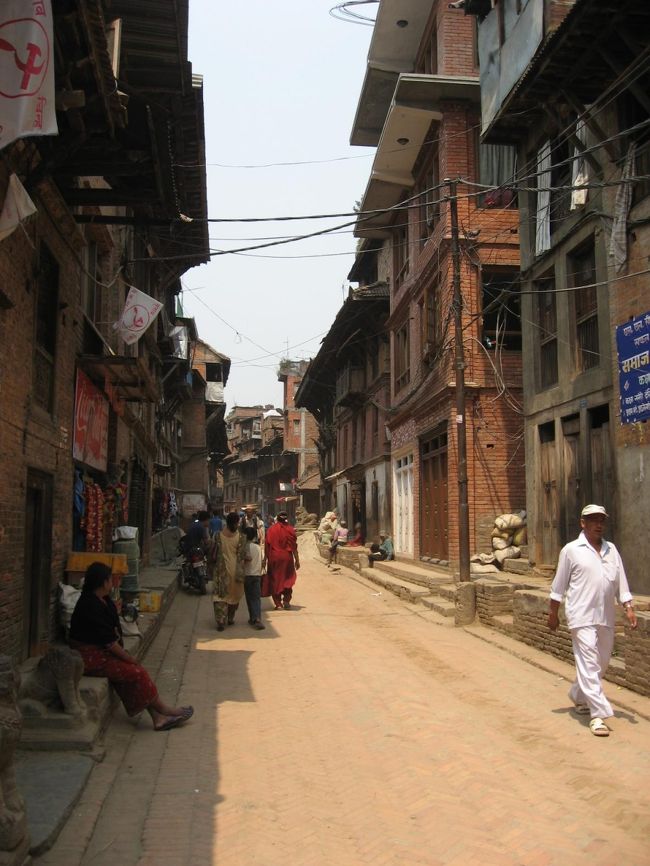 バクタプルの街並み。<br />カトマンドゥに比べ人や車が少なく、静かな感じです。