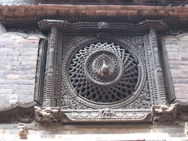 有名な孔雀の窓・・・のすぐ横にある別の窓。こっちの窓もデザインが細かく素敵でした。