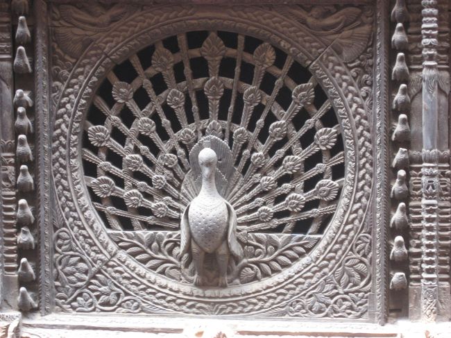 こちらが本物の孔雀の窓。<br />向かいにある木彫りのお店の二階から写真を撮らせてもらいました。またこのお店で何個か木彫りの置物を購入。始めは３０ドルと言ってた商品が１５ドルになったりと結構値段がいい加減です・・・。