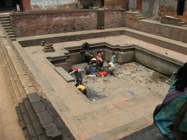水場。<br />カトマンドゥやパタンの街でもこのような水場をよく見かけました。場所によっては大量の洗濯物を洗っていたりと、ネパールの日常風景が垣間見える場所です。