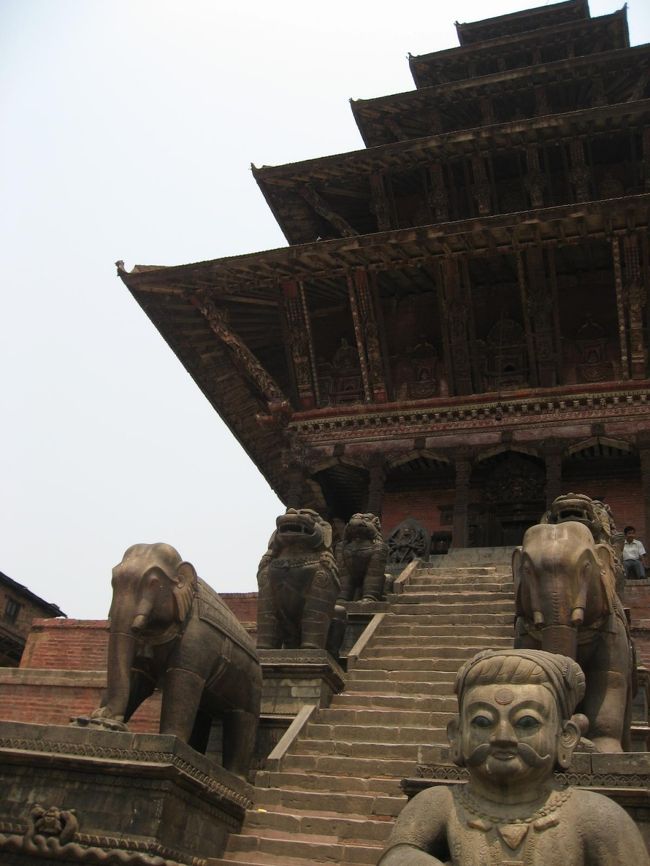 トウマディー広場にあるニャタポラ寺院。<br />