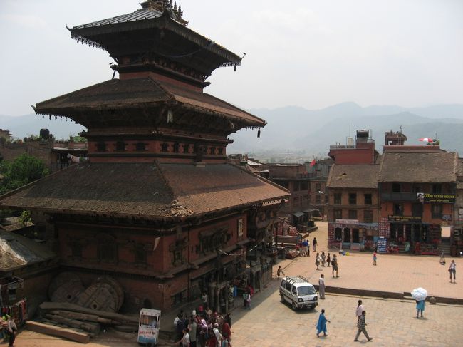 ニャタポラ寺院の上からの眺め。<br />写真に写っているのはバイラヴナート寺院。