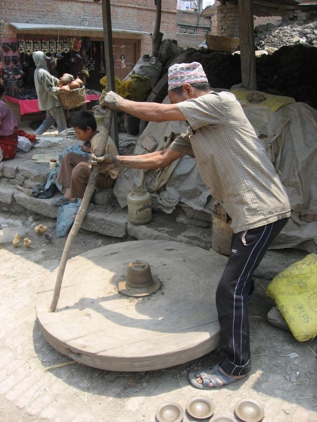 壺を作るためのろくろは人力で回します。<br />写真のように棒を使ってろくろの土台の部分を勢いよく回し、台が回っている間に壺を作るといった感じです。どのような構造になっているのかはわかりませんが、一回回すとかなりの時間回り続けてます。<br />