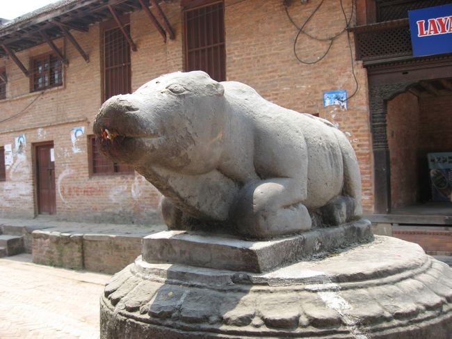 ナンディンの像。<br />普通、狛犬とか建物の仏像って建物の外側を向いていて、外からやってくる災いなどを払うものなのに、このナンディンの像はどこでも建物の方を向いてます。ナンディンは神様の乗り物で、建物の中にいる神様を見ているのだからだそうです。