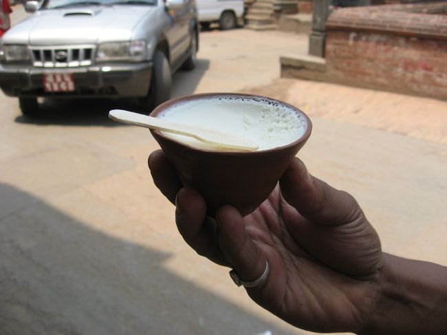ダウというヨーグルト。<br />１杯１０Rs。素焼きの器に入っています。味はクリーミーなヨーグルトなのですが、素焼きの器に入っているためか、底の方は土臭かったように思えました。