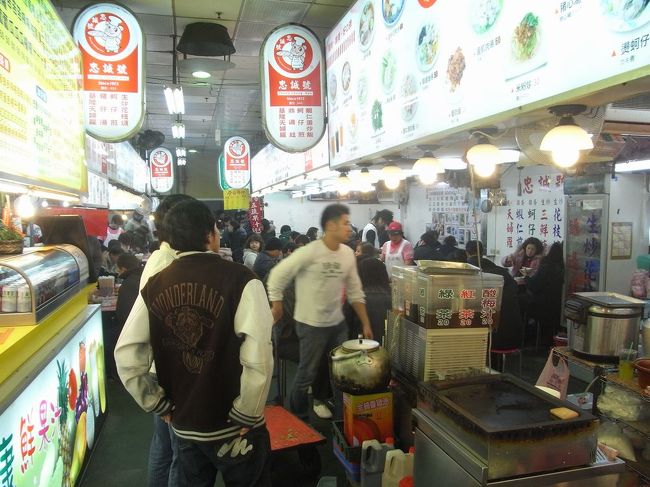 支林夜市、こんなに人がいるのかと思うほどの混雑でした。