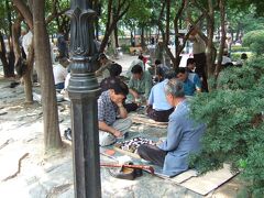 鍾路の宗廟市民広場にて囲碁・将棋の対局をする人達。広場じゅうに碁石の音が響いていた。