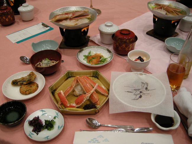 待ちに待った夕飯です。<br />同じツアーの人と丸いテーブルで食べました。<br />なかなか豪華な感じでしょ？