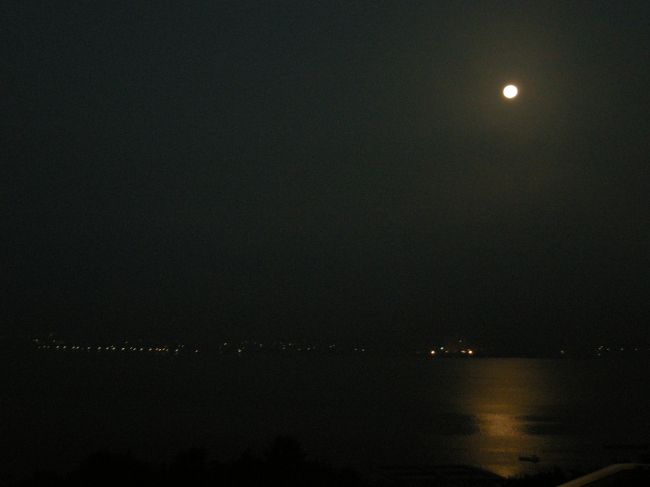 朝６時前に目覚めたらまだ月が出てました。<br />それが、宮津湾（阿蘇海）に反射した月明かりがきれいで。<br />幻想的だな〜なんて思ってました。<br />さすがに１１月後半なだけあって寒かった〜（＝＝）