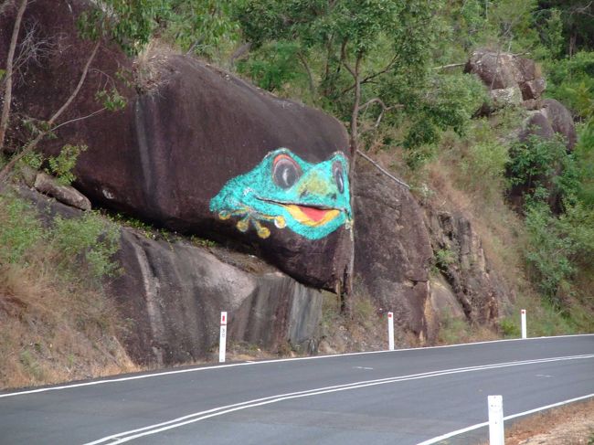 アサートン高原へいく途中。<br />落書き？された岩を発見。<br /><br />ちょっと車を降りて休憩。