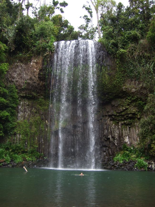 ミラミラフォール到着。<br /><br />着いて早々驚きの光景！！<br />肌寒い曇り空の中、なんと泳いでるではないか！！<br /><br />手を水につけてみましたが、<br />水道水より確実に冷たい・・・。<br /><br />白人さんは、体感温度が違うって言うけど。