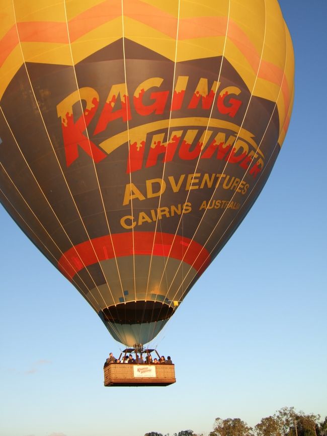 着陸体制をとっていざ！！<br />でも、以外にスムーズでした。<br /><br />地面に着いたときに、軽く２・３回バウンドする程度です。<br /><br />気球が浮いてしまわないように、<br />係りの人の指示に沿って<br />１人降りたら、後半の人が１人乗ってきます。<br /><br />全員が入れ替わったら後半フライト出発。<br />私達はバスに乗って、気球を追っかけます。