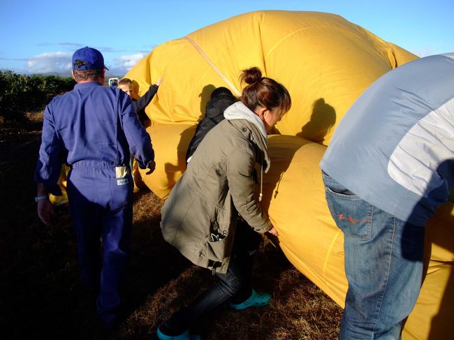 その後、全員でお片付けタイム。<br />お片付けが終わると、その後朝食会場へ移動です。<br /><br />お腹も空いたけど、何より眠い！！<br />ある程度食べ終わると、<br />後方でオージーアニマルショーという名の、<br />鷹などの軽いショーをしてましたが、<br />あまりの眠気に動けず・・・。<br /><br />記念写真の販売もありましたが、<br />後ろの方で小さく写ってるだけだったので購入せず・・。<br /><br />再びバスに揺られ、ケアンズへと戻ります。<br /><br />さぁ、この後は待ちに待ったクルーズだぁ！！<br /><br />　　　　　　　　　〜クルーズ編に続く〜　　　　　　