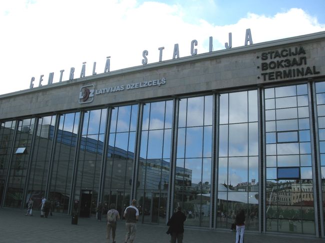 午前中，日曜日が休みだった博物館を中心に，旧市内を見学した後，リガ駅にむかう．