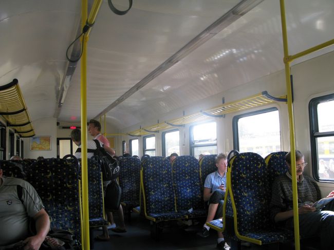 車内は昨日乗ったディーゼルカーよりも一回り大きい．3-3の6人掛け．