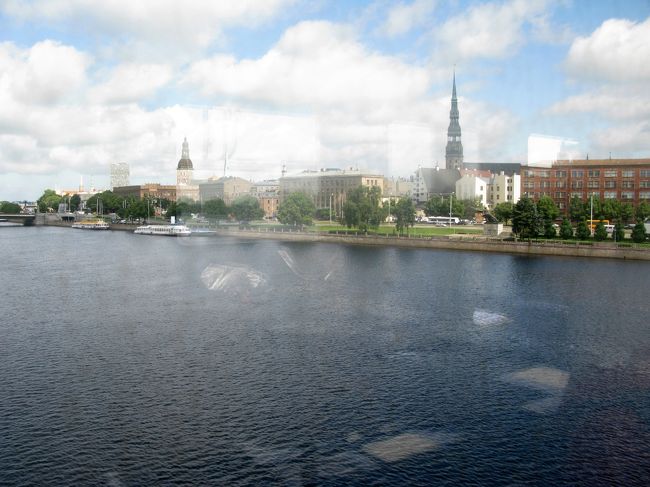 リガを出発，Daugava川を渡る．旧市内を見る．