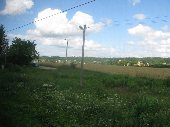 途中JurmalaのMajori付近できれいな川を見たが，期待した海は車窓からは見えなかった．次第に田舎の風景に．