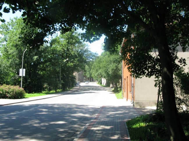 とりあえず，坂道を上がる，看板でPils通り（中心街の通り）の矢印があったので，それを頼りに向かってみる．人に訪ねたかったが周りには誰もいなくなってしまった