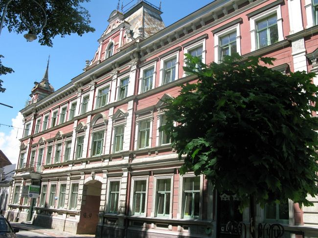 目抜き通りに出たようだ．