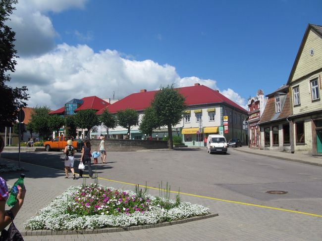 広場．噴水がある．