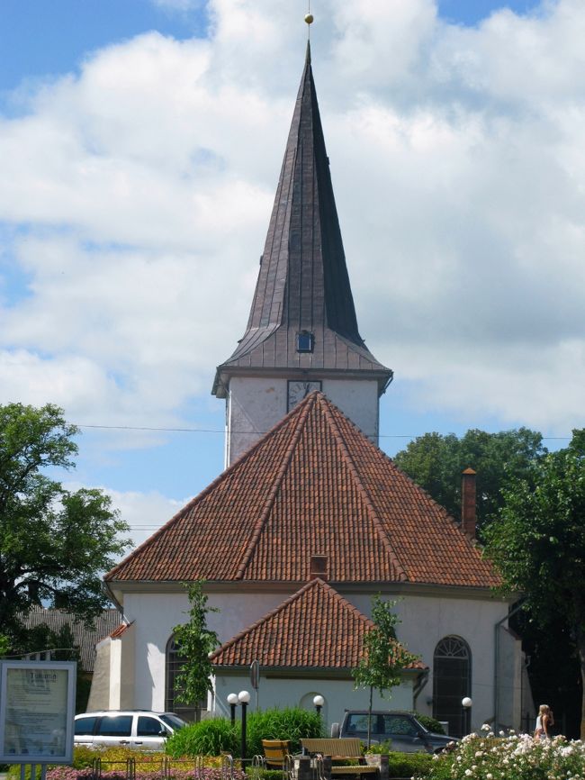 騎士団の城は現在工事中ではいれなかった．聖三位一体教会を見学．1644年創立．