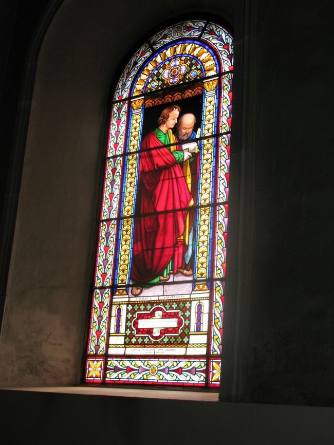 ステンドグラスが映える，見学者も誰もいない．（入口で教会の人には断わって入った）