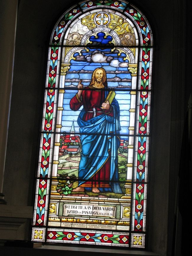 しずかな清楚な教会だった．