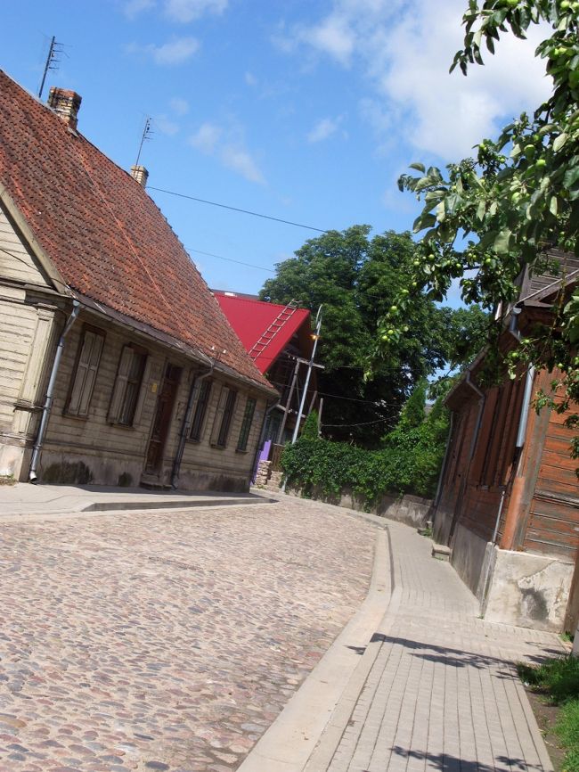 そのあとは名所旧跡はなく，石畳の街を散歩する．Cesisに比べても感じのいい家々が続く町だ．私はとても気に入る．