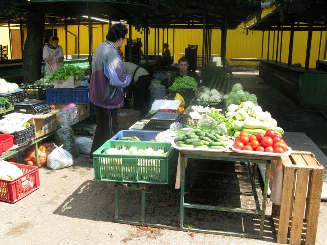 このような屋台があり，屋台のそばには車と，マーケット広場である．