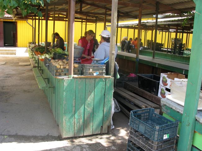 しかしここはこのような長屋(市場）も併設されている．