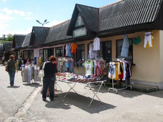 さらに小さな建物のお店もたくさんあった．服を売っている．