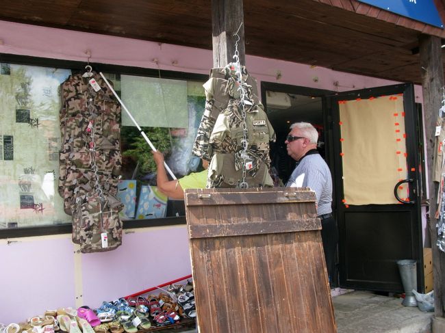 こちらは靴と服，服は子供用と思うが軍隊調