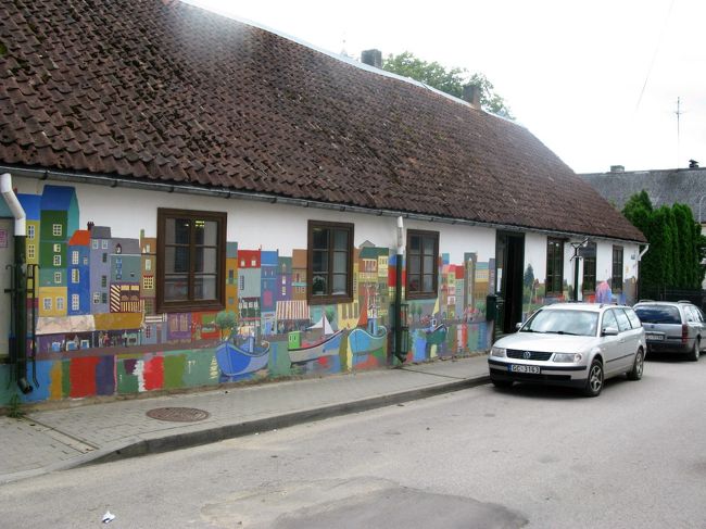 このカラフルな家は骨董品屋