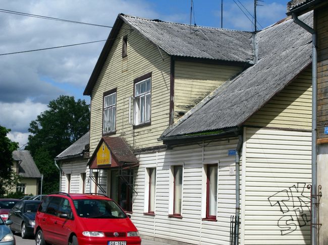 腹減った！もらった地図でElizabete通りに同名のカフェテリアレストランがあるのでそこにむかった．これがレストラン．