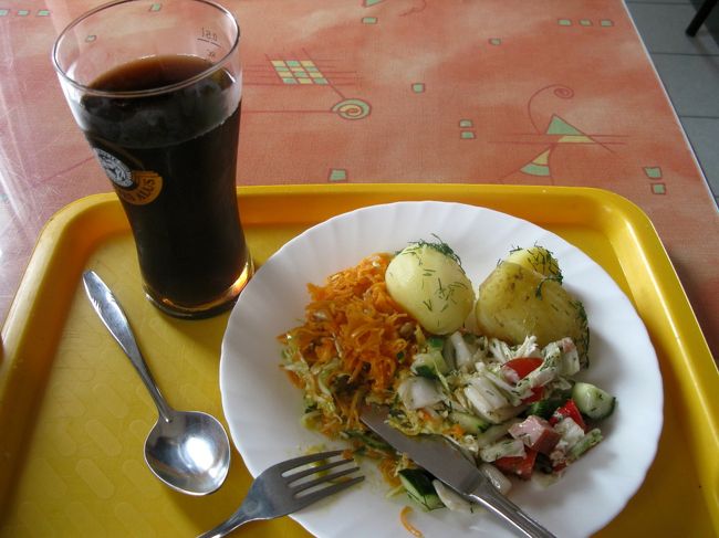 ポテトと酢付けのハム入りサラダと人参サラダ，フィンランドのKarjaaみたいなビールもどきのアルコールなしの飲み物で1.65Ls.おいしかった．2時10分の遅い昼食．