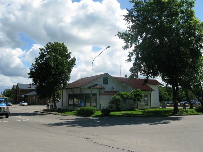 もう一度広場に出たから駅に向かう