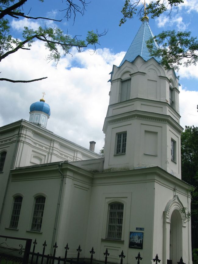 正教教会．ソ連時代に入植した人々は正教，ラトビア人はルター派とカトリック．リトアニアはカトリック，エストニアはルター派である．その中間に位置する複雑な宗教事情を垣間見る．このような小さな町にも3つの宗派が同居する．