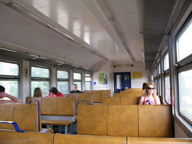 列車は古いタイプだが広い車内．6人掛け．