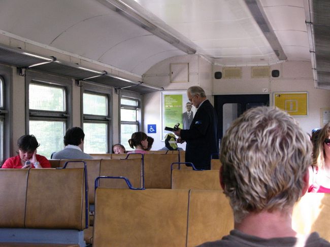 途中で乗ってくると即座に検札．レシートのような切符にスタンプを押す．