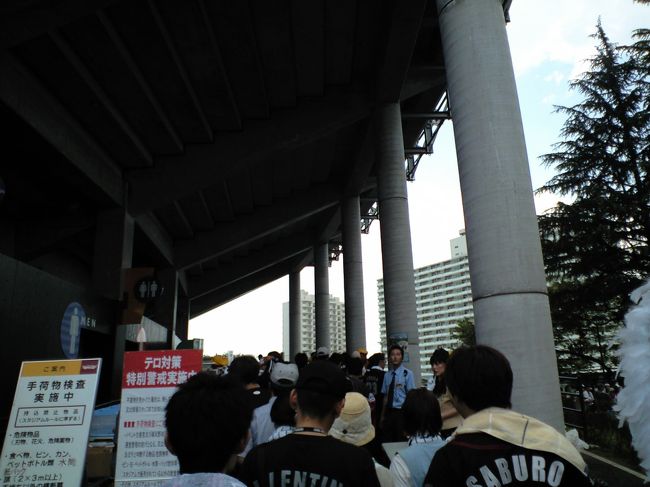 仙台駅→クリネックススタジアムまでの写真がなーい！！<br /><br />駅からスタジアムまでのバス。<br />開場時間からしかなかったー！！ので　タクシーで来ました。<br />カナーーーリの人がスデに並んでたっ。<br />11時開場の写真でーす。<br /><br />駅前で選手のバスに遭遇。<br />が、、暗くて顔みえなーい！ケド、手を振ってみた＾＾