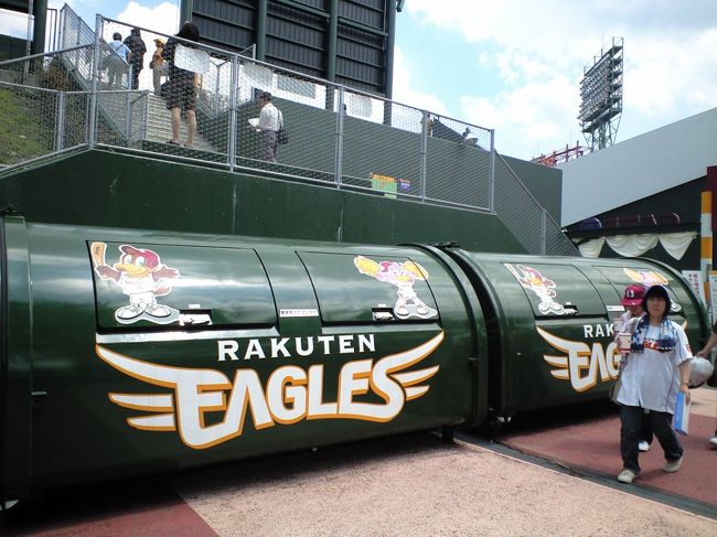 これゴミ箱デス。<br /><br />ホー！！<br /><br />キレイだねぇ。<br /><br />写真にナイけど、自動販売機も（駅からスタジアム間）楽天仕様だったー！