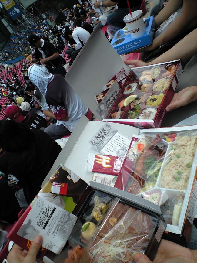 中身デスヨー（わかりづらー！！）<br /><br />岩隈弁当はキレーにチョットずつ、、お上品でした☆<br /><br />山崎弁当は、、コレデモカー！ってくらい＾＾<br />オニギリあるのにかやくご飯？はいってター。<br />でもサバの味噌煮がメチャ美味かったって☆