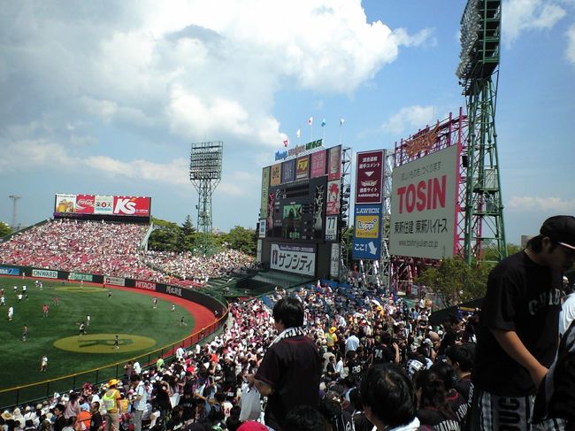 ライト側から見た球場です。<br /><br />オープニングの時、イーグルを飛ばしたんだけど！<br />いやー　そりゃ大変だー！<br />笛鳴らしてハンマーみたいなの回しながら。。<br />1日目はナントカ、、マウンドに降りてきたけど。<br />2日目は、、、キャー！！身動きもせず、動いたときは森へ帰っていきましたがなー（笑）