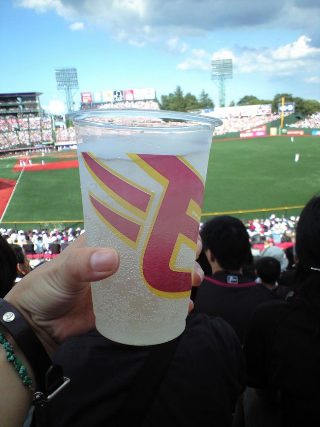 もう、、トニカク！<br />暑い!暑い！暑い！<br /><br />‘ビールは水分補給にはなりません！’とアナウンスが入ったって、、、飲みたいもんは飲みたいんじゃ！<br /><br />でも、2杯目はチューハイにしてみた＾＾<br /><br />売り子サンも間に合わないようで、ライトスタンド上段にはナカナカ来てくれなく、、‘コカコーラ！’と連呼で叫んでいた人がおかしかった！