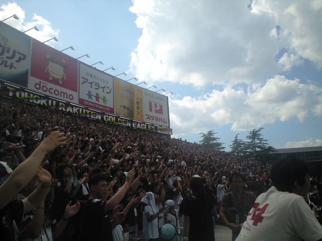 まーくんＫＯで！<br />大いに盛り上がる千葉ロッテ応援！<br /><br />ライトスタンド自由席は満員御礼なんだよー。<br />スゲー！！<br /><br /><br />クリネックススタジアムってトランペットが禁止だってハジメテ知りました。