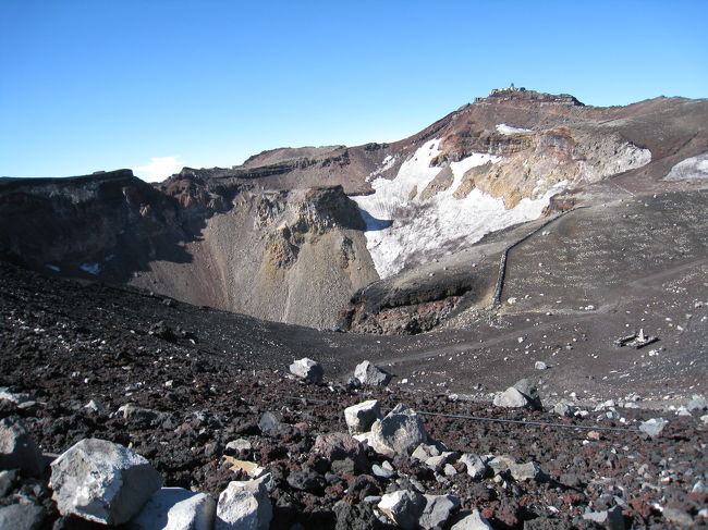 火口。まだ雪が。。