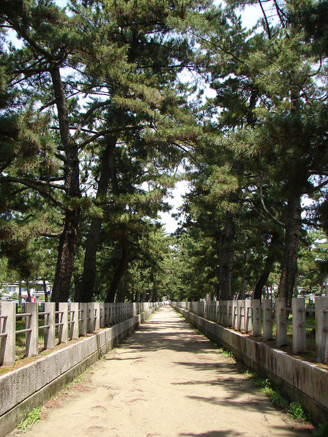 JRに乗って、法隆寺駅で下車。ちょうどバスが行ってしまった直後だったので、歩いて法隆寺へ。