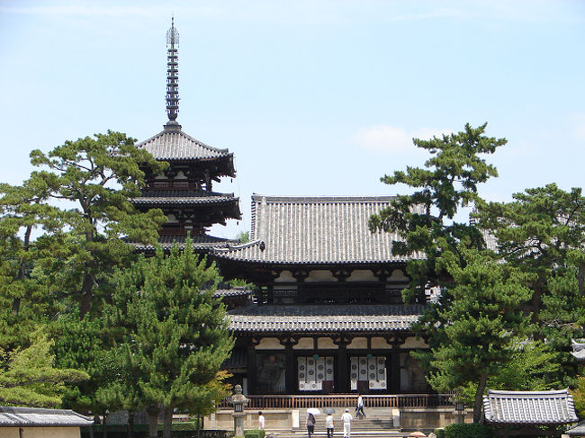 中門と五重塔。