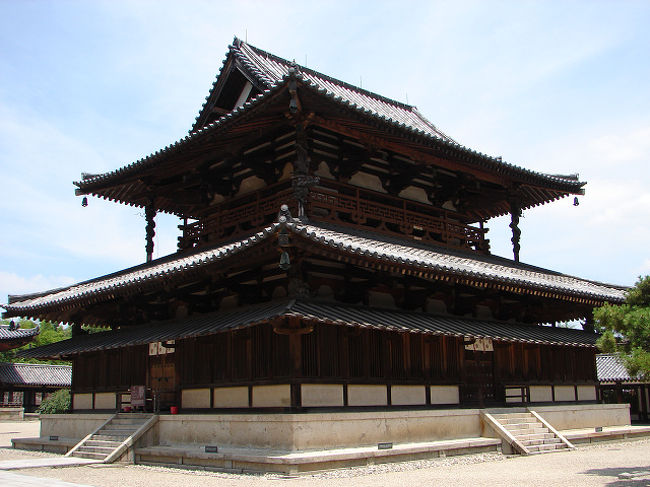 内部改修中の金堂。