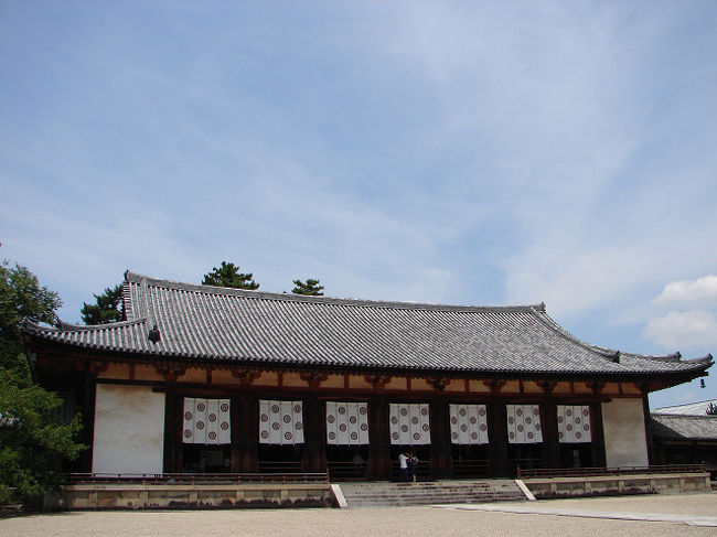 大講堂。本尊は薬師三尊像。